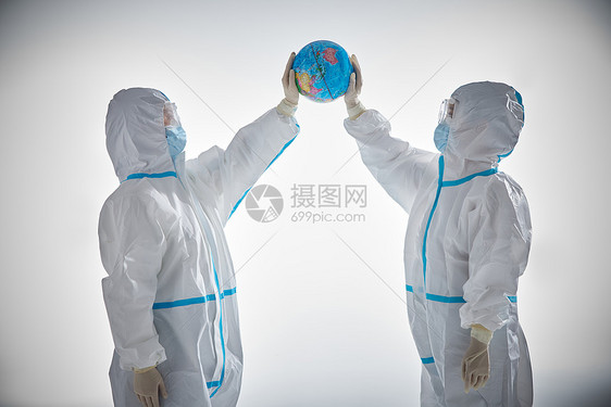 穿防护服的医护人员保护地球形象图片