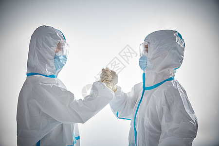 穿防护服的医护人员握手打气形象图片