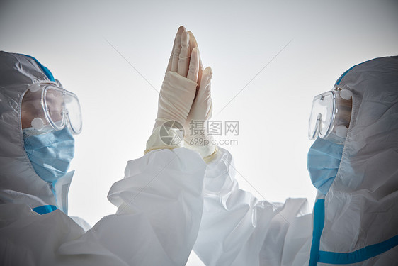 穿防护服的医护人员击掌形象图片