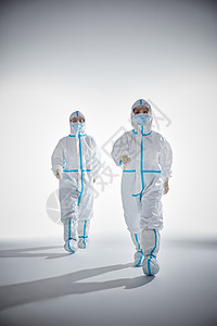 穿防护服向前走的医护人员形象图片