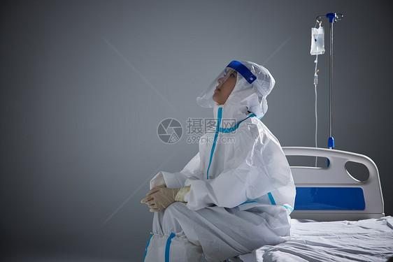 坐在病床上无奈的医护人员图片