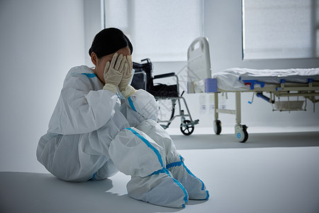病房里穿防护服崩溃的医护人员图片