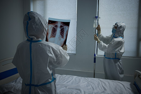病房里手拿x光片的医护人员图片