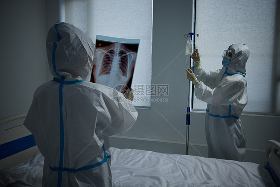 病房里手拿x光片的医护人员图片