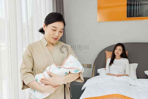 月嫂陪坐月子的母亲照顾新生婴儿图片