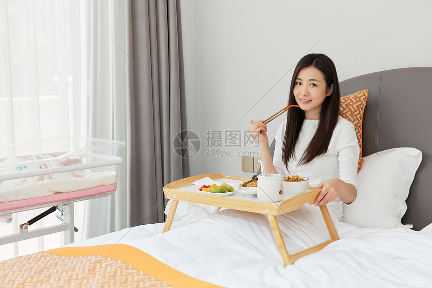 在家坐月子的产妇吃月子餐图片