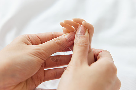 妈妈手托新生婴儿的手图片素材