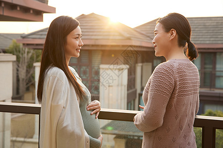 居家备孕的产妇与母亲聊天高清图片