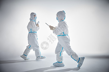 双人防疫人员走路形象图片