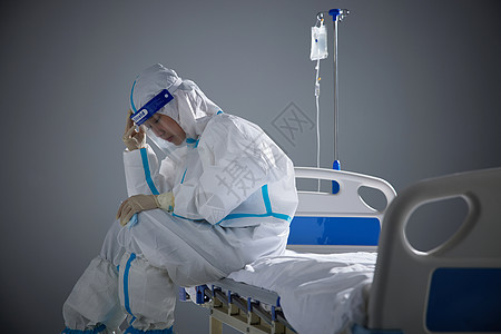 慢病坐在病床上疲惫难受的医护人员背景