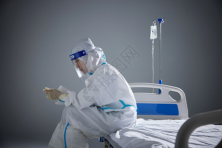 坐在病床上疲惫失落的医护人员图片