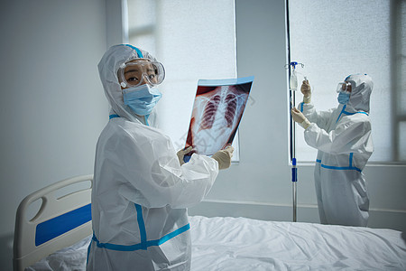 在病房里忙碌的防疫人员图片