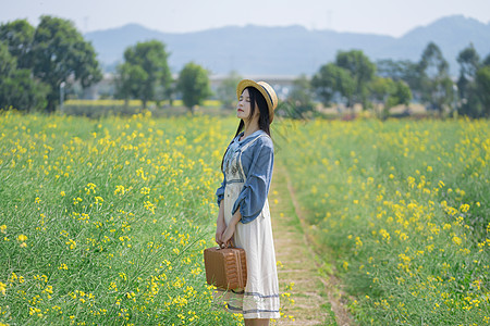 油菜花海里的少女图片