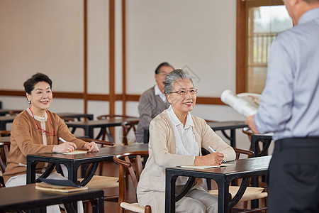 老年人牙齿老年人参加老年大学课堂学习背景