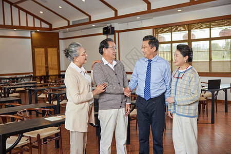 老年大学教师与学生交谈形象图片