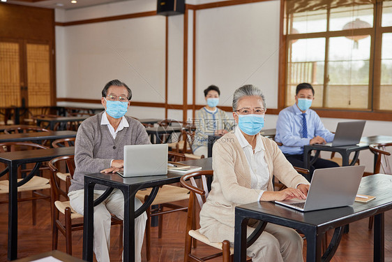 在老年大学戴口罩使用电脑的老年人图片