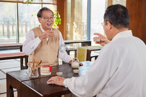 老友聚会一起品茶喝茶图片