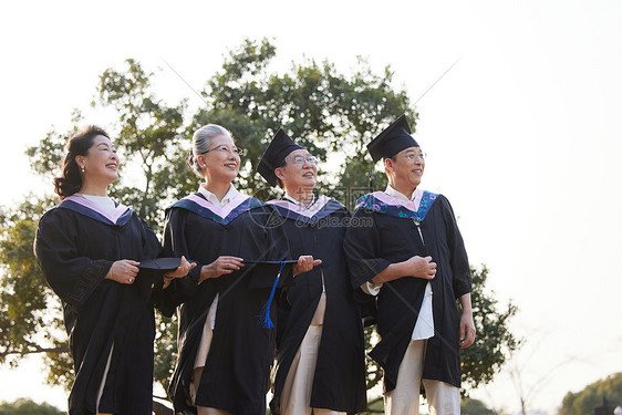 穿学士服的老年人形象图片