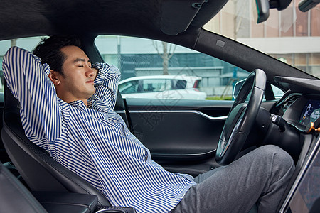 在新能源汽车内休息的男士高清图片