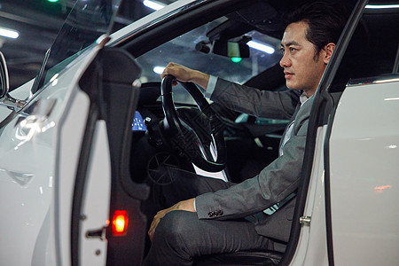 绿色 出行商务人士开车门准备下车背景