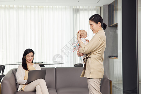 为忙碌的产妇照顾宝宝的月嫂图片