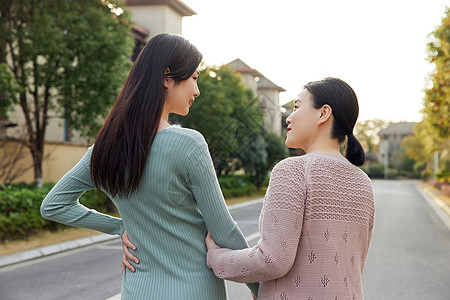 妈妈陪怀孕的女儿外出散步图片