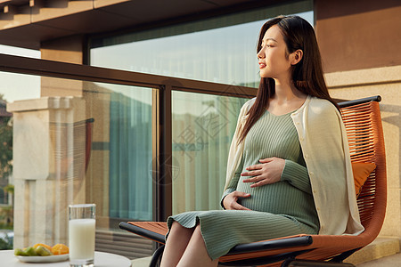 孕妇妈妈在阳台上休息图片