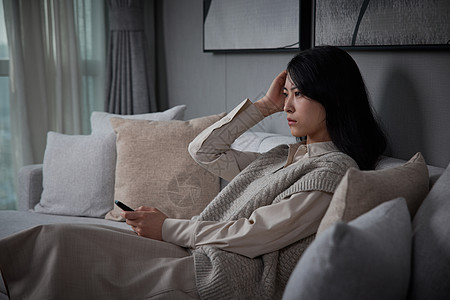 抑郁女性独自居家看电视图片素材