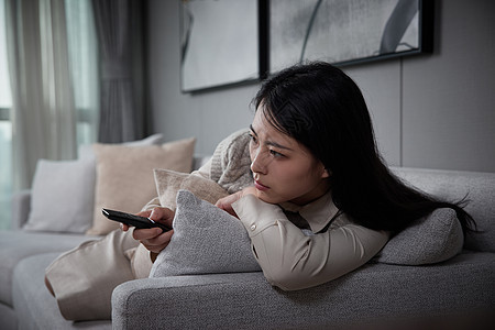 抑郁孤单女性独自居家看电视图片