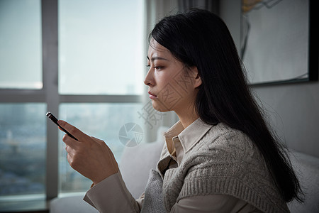 青年女性孤独在家图片