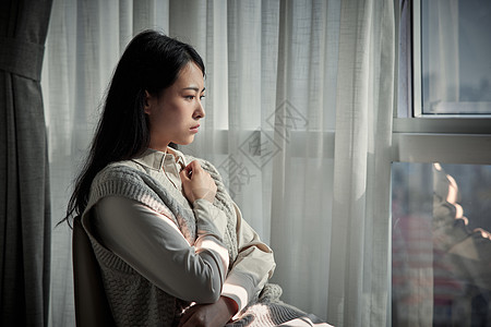 独居在家的女孩看向窗外图片素材
