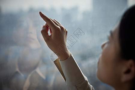 独居在家的女孩看向窗外特写图片