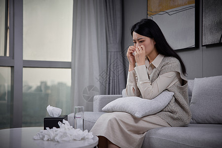 居家女性感冒生病喝水吃药图片