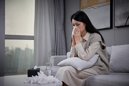 居家女性生病喝水吃药图片