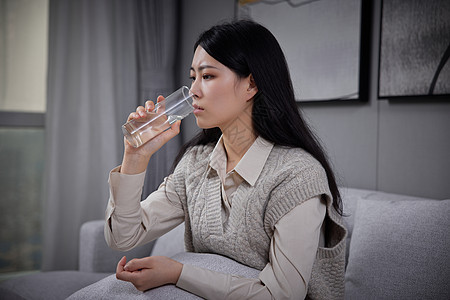 居家女性感冒生病喝水吃药图片