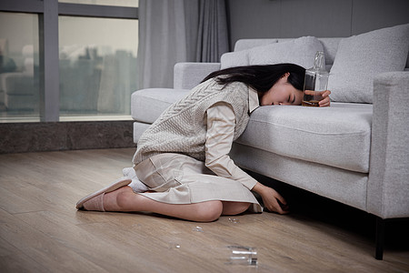 独居醉酒的女性打碎玻璃杯图片素材