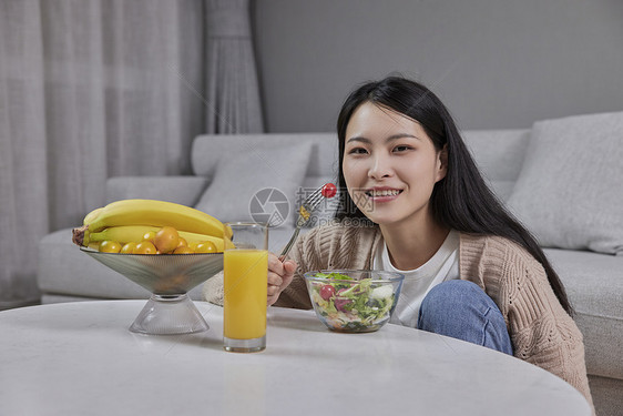 吃沙拉的居家女子图片