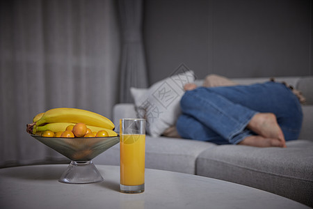 客厅里的橙汁和水果背景图片