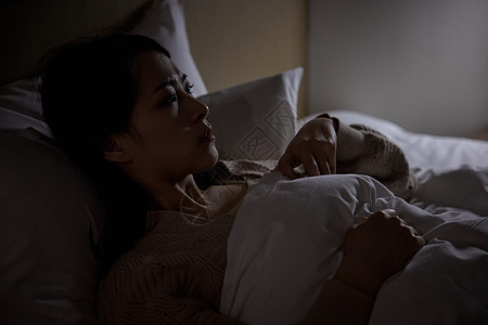 伤心的女人独居女性深夜失眠睡不着背景