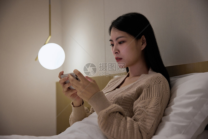 熬夜打游戏的青年女性图片