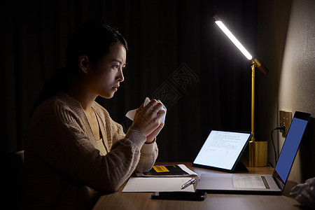 居家女性深夜加班感到焦虑图片