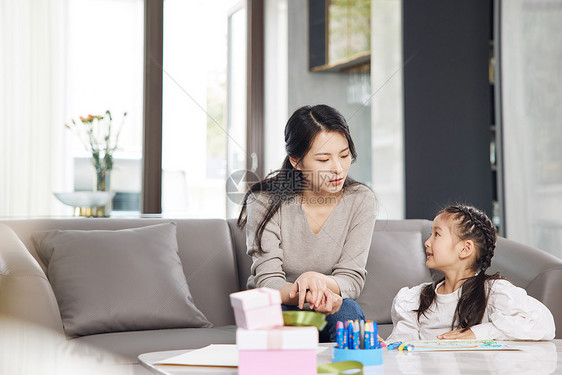 亲密的母女关系形象图片