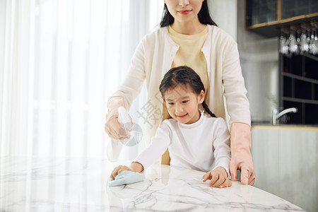 居家母女做家务形象图片