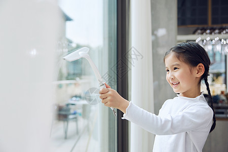 正在清洗玻璃的小女孩图片
