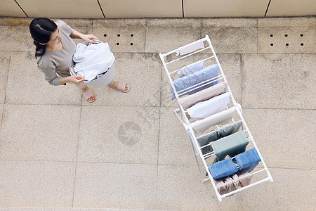 俯视室外阳台晾晒衣服的女性背景图片