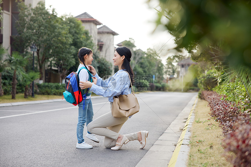 妈妈送女儿出门上学图片