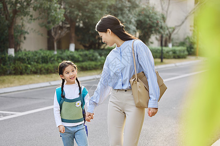 送女儿上学的妈妈高清图片