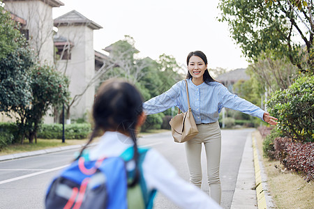 接女儿放学的母亲图片