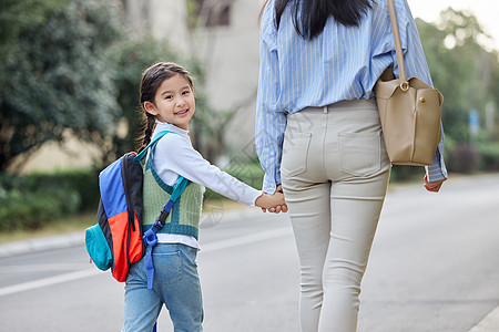 妈妈牵着女儿上学图片