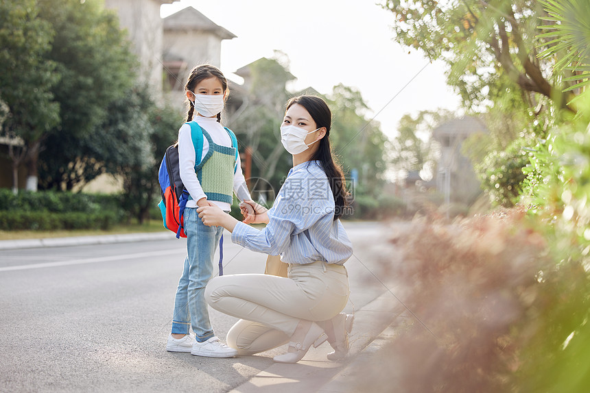 戴口罩准备去上学的母女图片